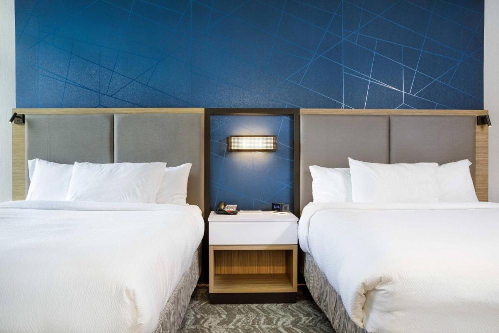 Queen Suite with Two Queen Beds, Bathtub and Trundle Sofa - Mobility Access/Communication Assistance interior